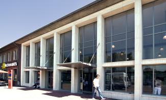 neues Bahnhofsgebäude mit Fensterfront 