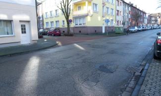 Straßenkreuzung mit Häuser im Hintergrund