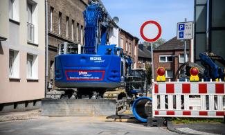 Baustelle mit Wohnungen im Hintergrund