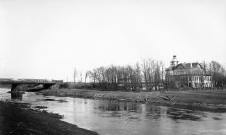 Blick auf das Lippeschlößchen mit Straßen- und Eisenbahnbrücke (1920er Jahre)