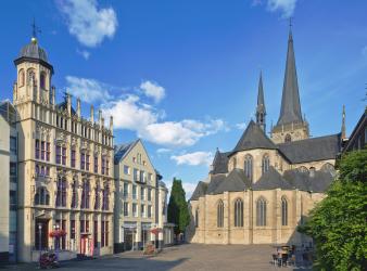 Großer Markt - Blick auf die historische Rathausfassade mit ihren Figuren Großer Markt in Wesel - Historische Rathausfassade mit Figuren