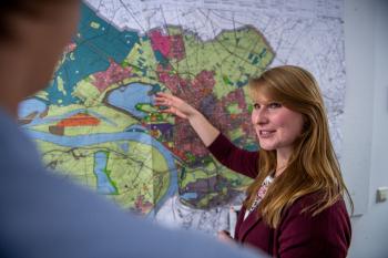 Eine Mitarbeiterin erläutert den Flächennutzungsplan der Stadt Wesel