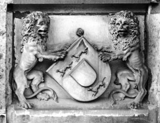 Wappenskulptur in der marktseitigen Fassade des Rathauses