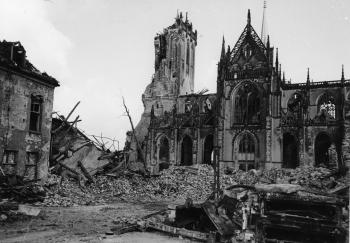 Südansicht des zerstörten Willibrordi-Doms (1945)