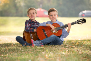 Schüler mit Gitarren