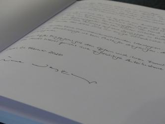 Ein Kondolenzbuch liegt im Rathaus Wesel aus