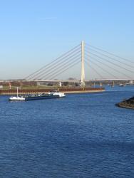 Rhein mit Rheinbrücke und Schiff