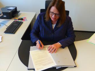 Bürgermeisterin Ulrike Westkamp unterzeichnet die Charta der Vielfalt