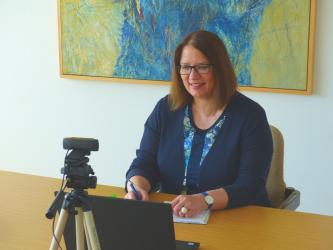 Bürgermeisterin Ulrike Westkamp bedankt sich per Videokonferenz bei Nick Barber für die vertrauensvolle Zusammenarbeit. 