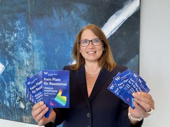 Bürgermeisterin Ulrike Westkamp zeigt die neuen Sticker
