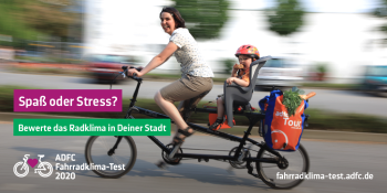 Frau mit Kind auf einem Fahrrad