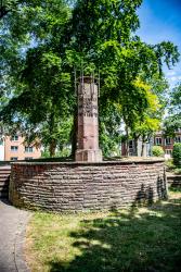 Steinsäule mit Dornenkrone aus Metall