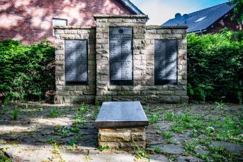 Ehrenmal am Lilienveen Monument aus Sandstein mit drei große Tafeln aus poliertem schwarzen Granit