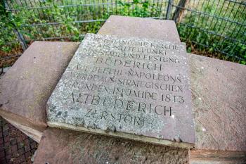 Gedenkstein Alt-Bürderich Steinblöcke in Form eines Kreuzes mit Inschrift