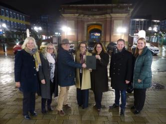 Ministerin Scharrenbach überreicht Heimat-Zeugnis an Bürgermeisterin Ulrike Westkamp.