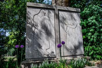 Kriegerdenkmal Birkenstraße Obrighoven zwei Natursteinplatten, die in der Mitte durch ein Kreuz getrennt sind