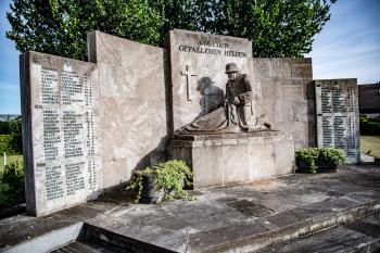 Kriegerdenkmal Büderich Skulptur eines knienden Soldaten vor Steintafeln