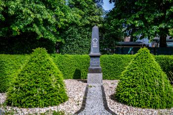 Mahnmal Blumenkamp Stele mit Gravuren