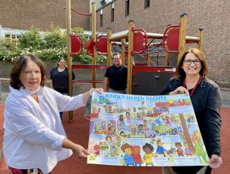 Bettina Böhmer von der UNICEF Gruppe Wesel und Bürgermeisterin Ulrike Westkamp präsentieren ein Plakat für Kinderrechte