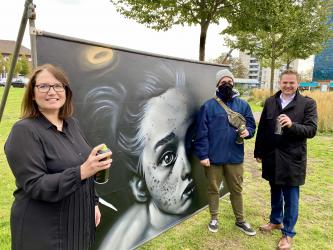 Bürgermeisterin vor Graffiti Wand