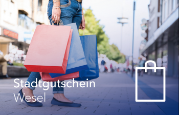 Gutscheinmotiv: Frau mit Einkaufstüten in der Weseler Innenstadt