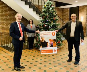 Reinhard Hoffacker (Niederrheinische Sparkasse RheinLippe), Bürgermeisterin Ulrike Westkamp und Ulrich Lütke 