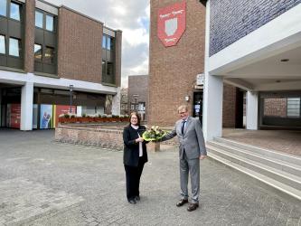 Bürgermeisterin Ulrike Westkamp und Franz Michelbrink vor dem Weseler Rathaus 