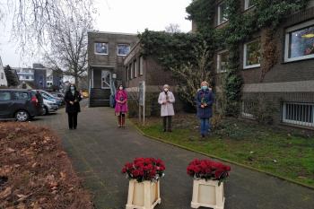 Bürgermeisterin Ulrike Westkamp (links) und Gleichstellungsbeauftragte Regina Lenneps übergeben der Geschäftsleiterin des MehrGenerationenHauses Wesel, Jacqueline Dornbusch (2. v. l.), und der Vorstandsvorsitzenden des MehrGenerationenHauses Wesel, Elisabeth Schnieders, Fairtade-Rosen zum Internationalen Frauentag. 