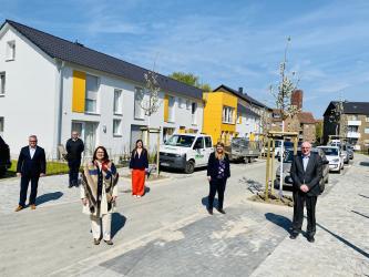 Vertreter*innen der Stadt Wesel und der Bauverein Wesel AG stellen die neugestaltete Dresdner Straße vor Ort vor.