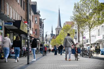 besuchte Fußgängerzone mit Blick Richtung Dom 
