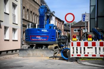 Baustelle mit Wohnungen im Hintergrund