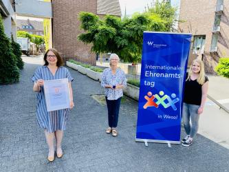 Bürgermeisterin Ulrike Westkamp, Gertrud Liman, Vorsitzende des Seniorenbeirates, sowie Kerstin Clarendahl vom Büro der Bürgermeisterin (von links) stellen gemeinsam den Ehrenamtspreis 2021 vor.