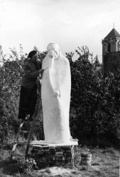 Eva Brinkman bei der Arbeit an der Trauernden Vesalia für das Bombenopfer-Feld im Garten Hansaring Nr. 5 im Jahre 1952.
