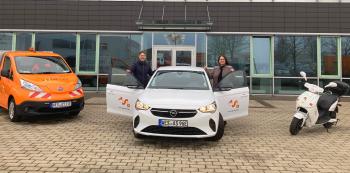 Bürgermeisterin Ulrike Westkamp und der Leiter des ASG Wesel, Mike Seidel, präsentieren den neuen elektrischen Opel Corsa des ASG Wesel.