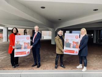 Bürgermeisterin Ulrike Westkamp (links) gemeinsam mit Rainhard Hoffacker (NISPA), Cihan Sarica (Integrationsrat der Stadt Wesel) und Claudia Wenzel (Integrationsbeauftragte)