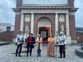 Ministerin Ina Scharrenbach (3. von links) und Bürgermeisterin Ulrike Westkamp durchtrennten gemeinsam mit Ludwig Maritzen (2. von links) von der Hanse-Gilde Wesel das symbolische rote Band vor dem Berliner Tor. Gespannt wurde das Band zwischen den Hellebarden der mittelalterlichen "Wachen" (hier gespielt von zwei Mitgliedern der Hanse-Gilde).