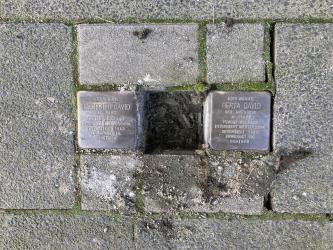 Einer der drei Stolpersteine in der Torfstraße 11 wurde entwendet. 