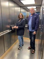 Bürgermeisterin Ulrike Westkamp und Friedhelm Heinzen zusammen im neuen Fahrstuhl im Rathaus Wesel.