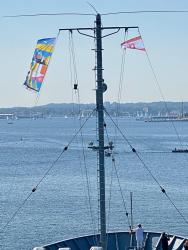 Der Tender Rhein mit der Weseler Flagge - vorne zu sehen: Die Kieler Woche