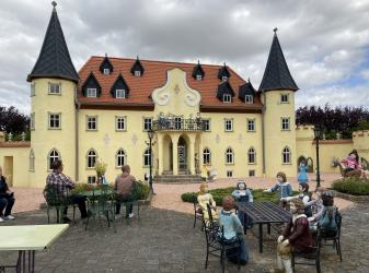 Der Märchenpark in Salzwedel lässt die Besucher*innen in andere Welten eintauchen. So erfreuen sich nicht nur junge Besucher*innen an dem außergewöhnlichen Zauber einer bunten Märchenwelt. 