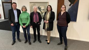 Dezernent Rainer Benien, die Eheleute Suhrborg (Stifter des Preises), Bürgermeisterin Ulrike Westkamp sowie Kulturbeauftragte Sarah Heidebroek präsentieren die Ausstellung der Finalistinnen des Erna-Suhrborg-Preises 2023