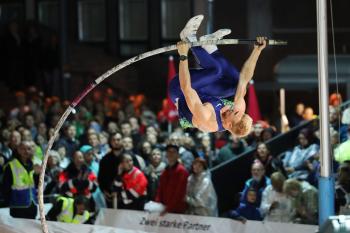 Der polnische Stabhochspringer Piotr Lisek in Aktion