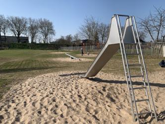 Dieser Spielplatz befindet sich "Am Feldtor". Hier kann auf der angrenzenden Wiese auch Fußball gespielt werden.