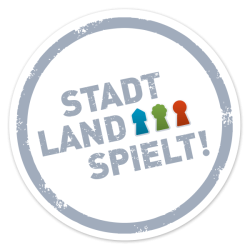 Das Logo zeigt drei Spielfiguren auf einem Spielfeld.