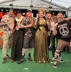 Die Mitglieder der Band Rebel Tell mit der Bürgermeisterin Frau Ulrike Westkamp und der Präsidentin des närrischen Parlamentes Ulla Hornemann