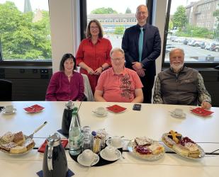 Kaffe und Kuchen im Besprechungszimmer.