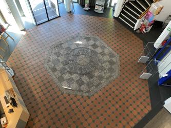 Kieselmosaik im Foyer der Stadtbücherei