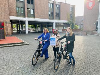v. l.: Bürgermeisterin Ulrike Westkamp, Jenitta Pragalathan (Stadt Wesel) und Mobilitätsbeauftragte Nadine Boos